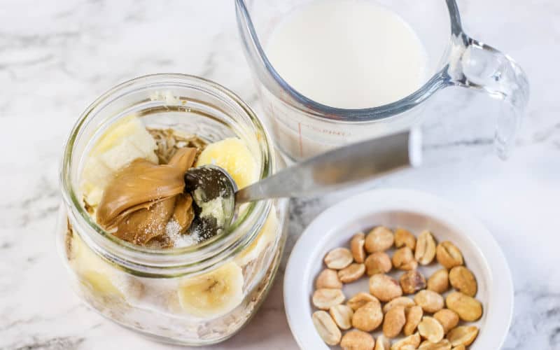 how to add all the ingredients for peanut butter overnight oats in the jar