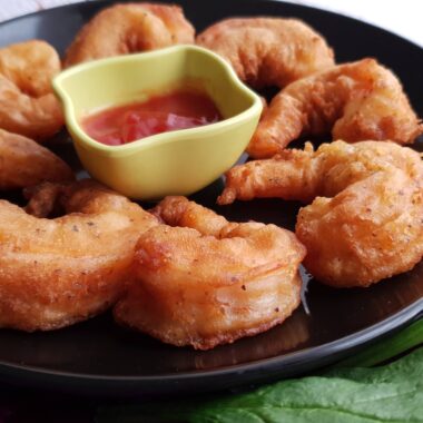 golden fried prawns with dipping sauce